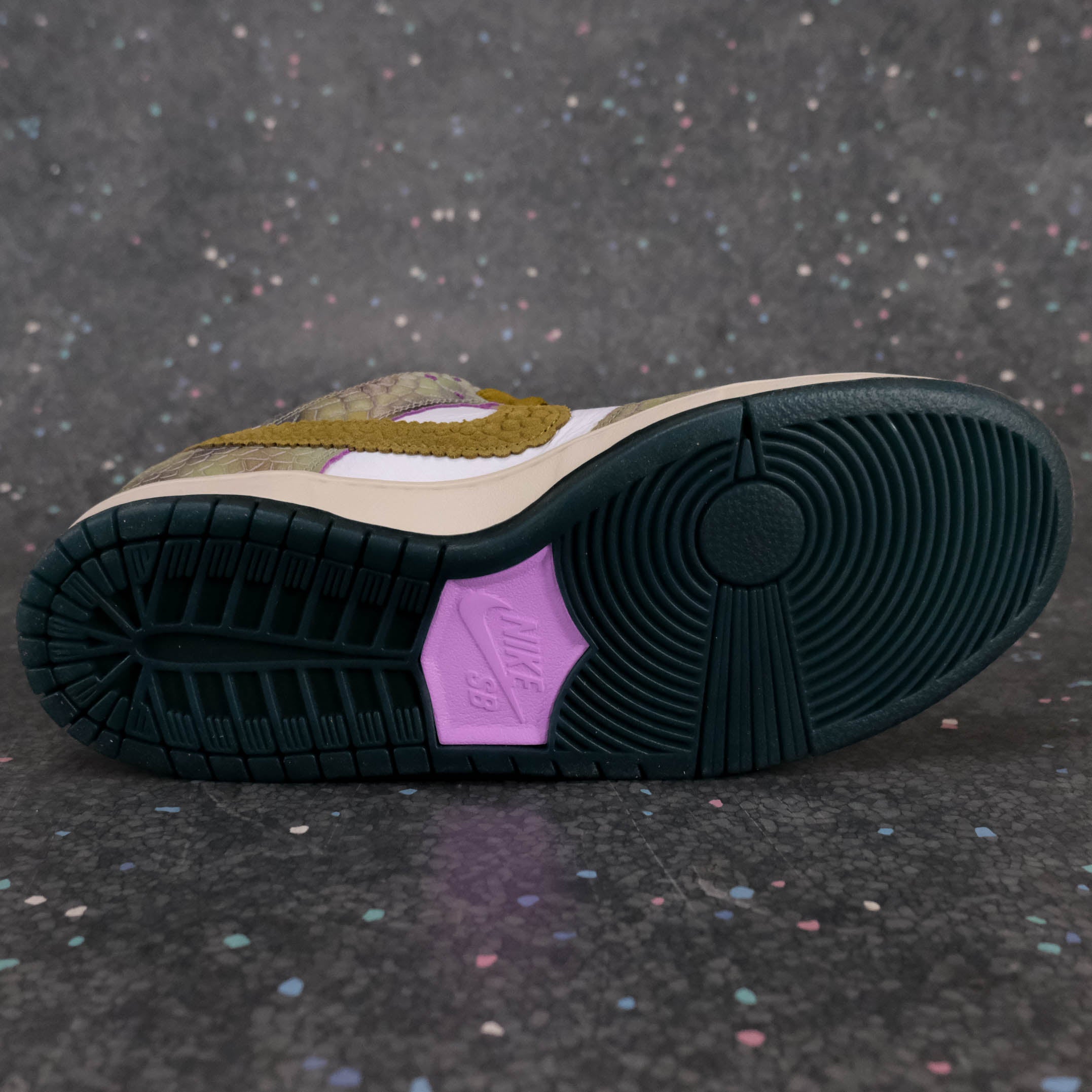 Nike SB Dunk Low Pro (Alexis Sablone) - Oil Green/Desert Moss-White