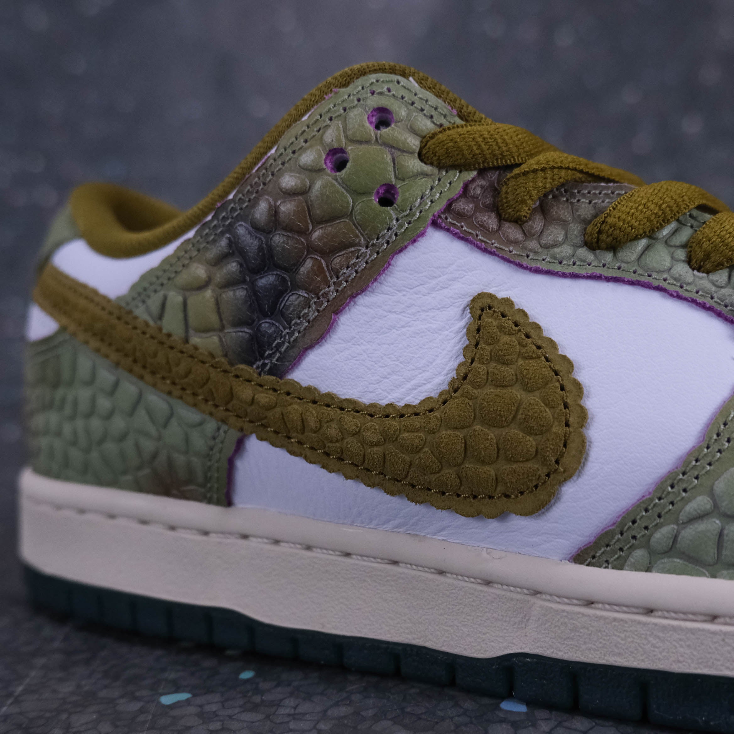 Nike SB Dunk Low Pro (Alexis Sablone) - Oil Green/Desert Moss-White