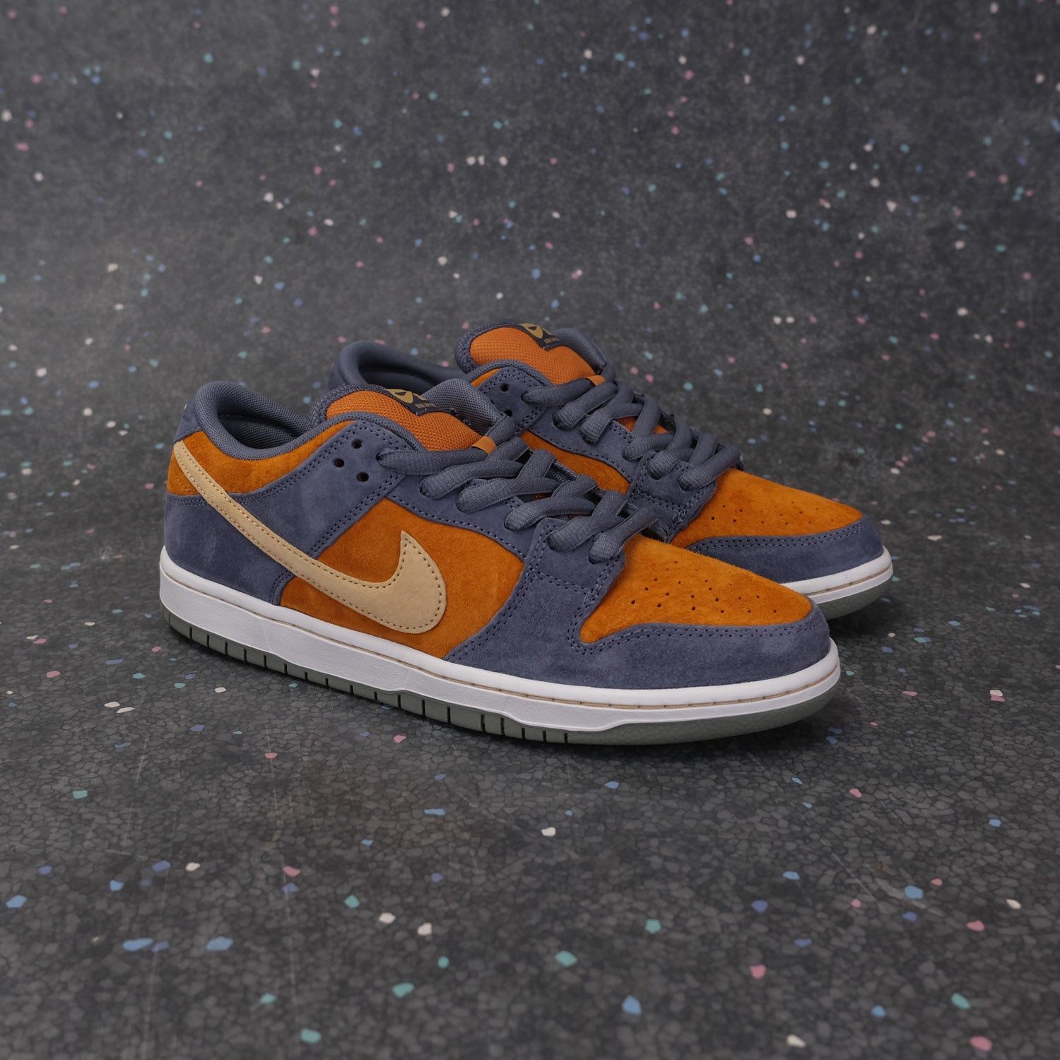 Nike SB Dunk Low Pro - Light Carbon/Sesame-Monarch-Summit White