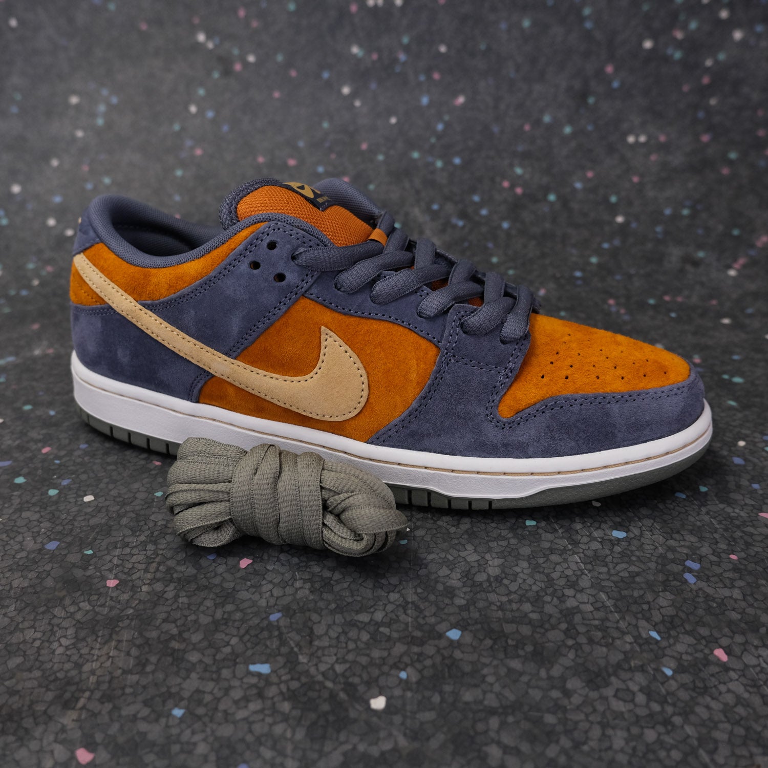 Nike SB Dunk Low Pro - Light Carbon/Sesame-Monarch-Summit White