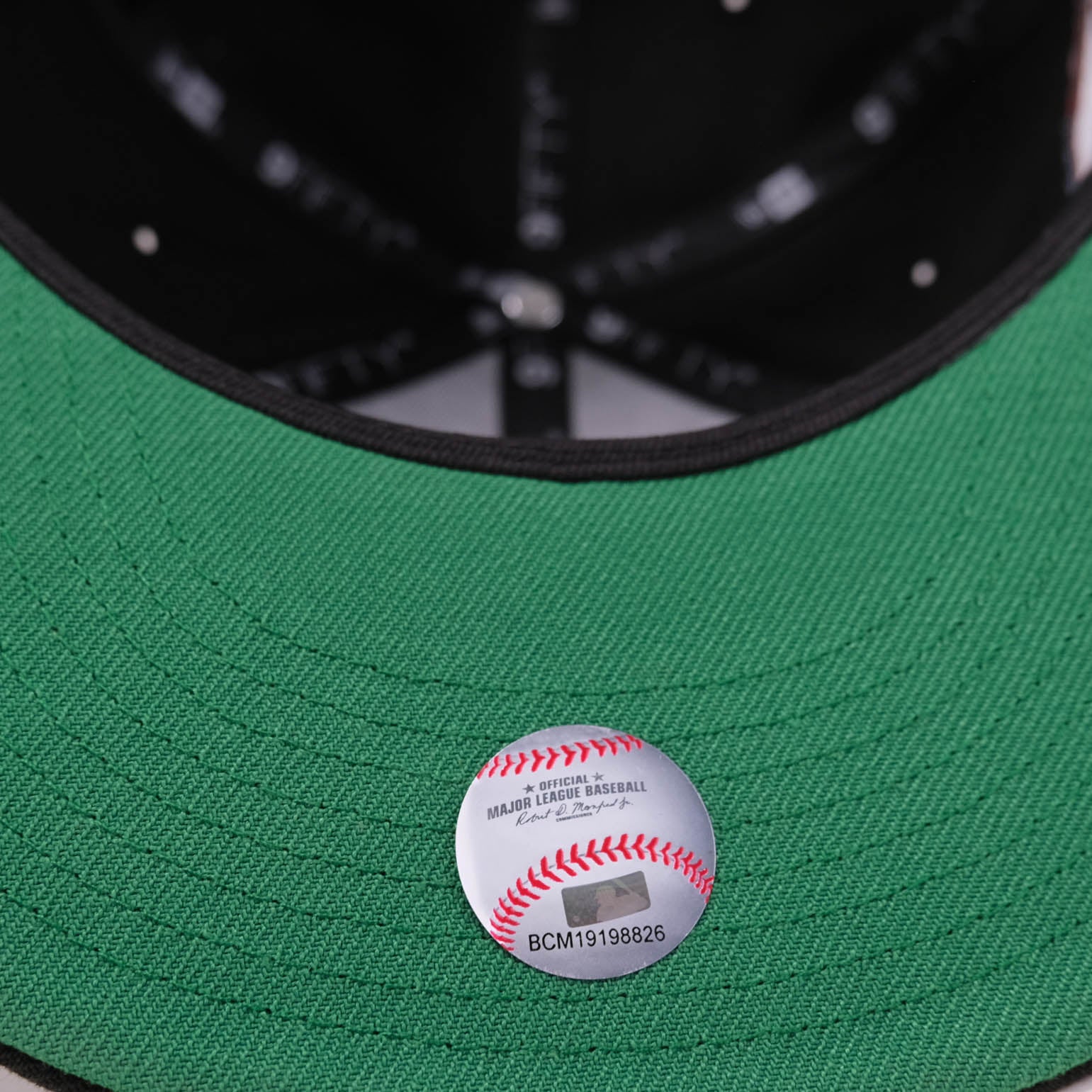 "THE HOOD" HAT - New Era 9FIFTY Snapback Hat - Black